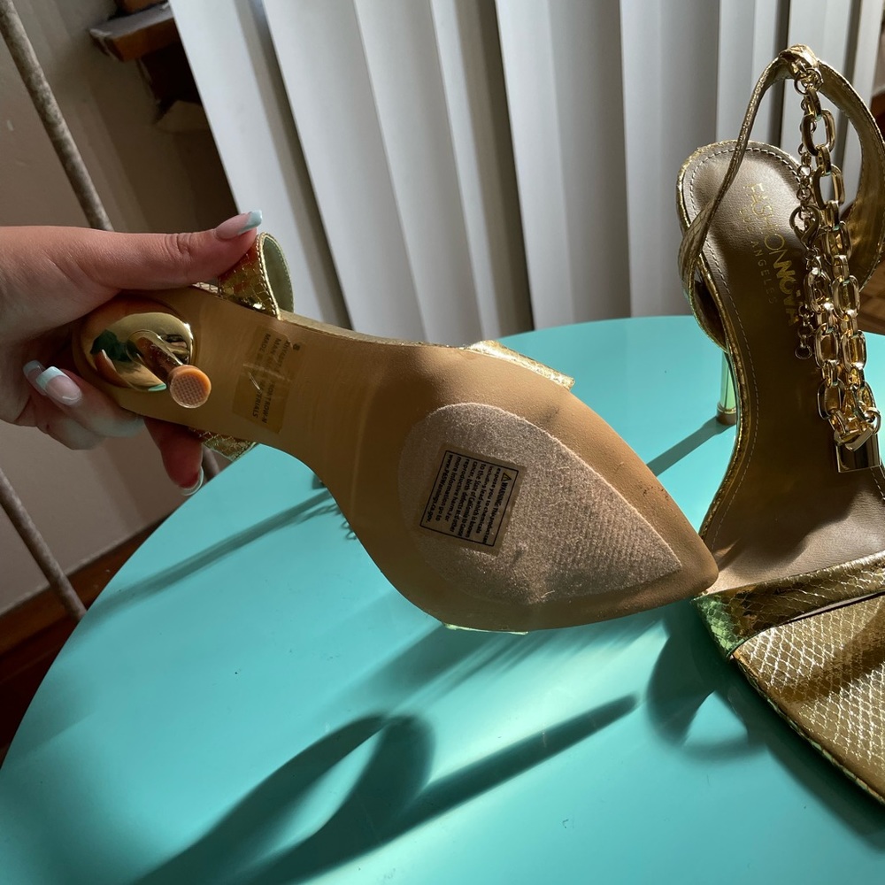 Gold heel